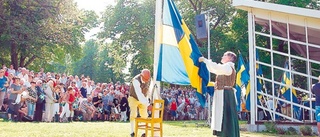 Flaggande kortege i Västervik