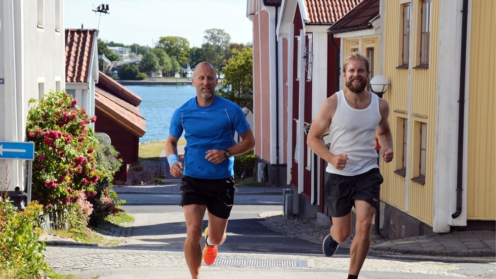 Oscar Klein och Henrik Wesslén på tidig morgontur i de centrala delarna av Västervik. Foto: Fredrica Klein