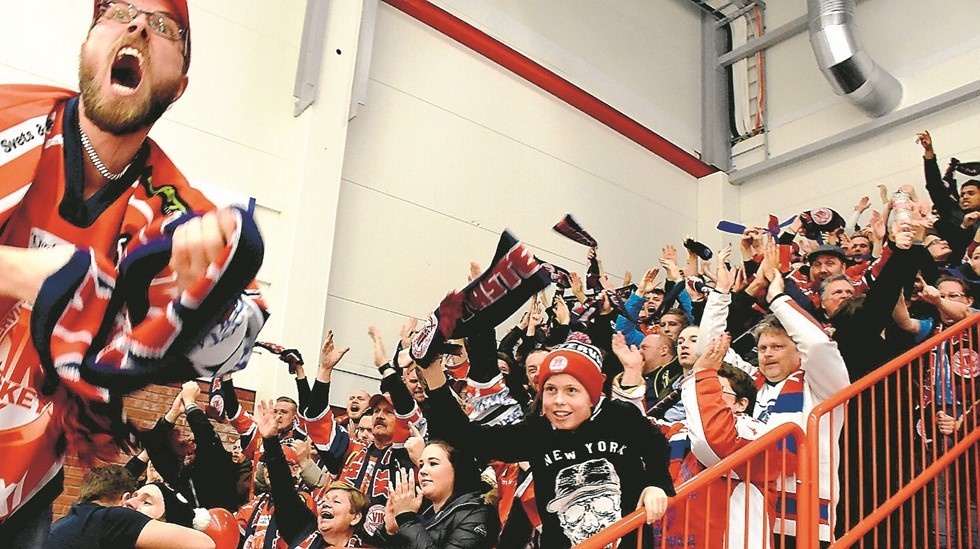 SEGERJUBEL. Uppskattningsvis upp emot 400 Västerviks-supportrar stöttade sitt lag i toppmötet borta mot Troja-Ljungby i lördags. De hördes mest och hade också störst anledning att jubla högst. VIK vann efter ett sent segermål av Joakim Thelin. Foton: Micael Rundberg