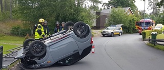 Mopedbil hamnade på taket