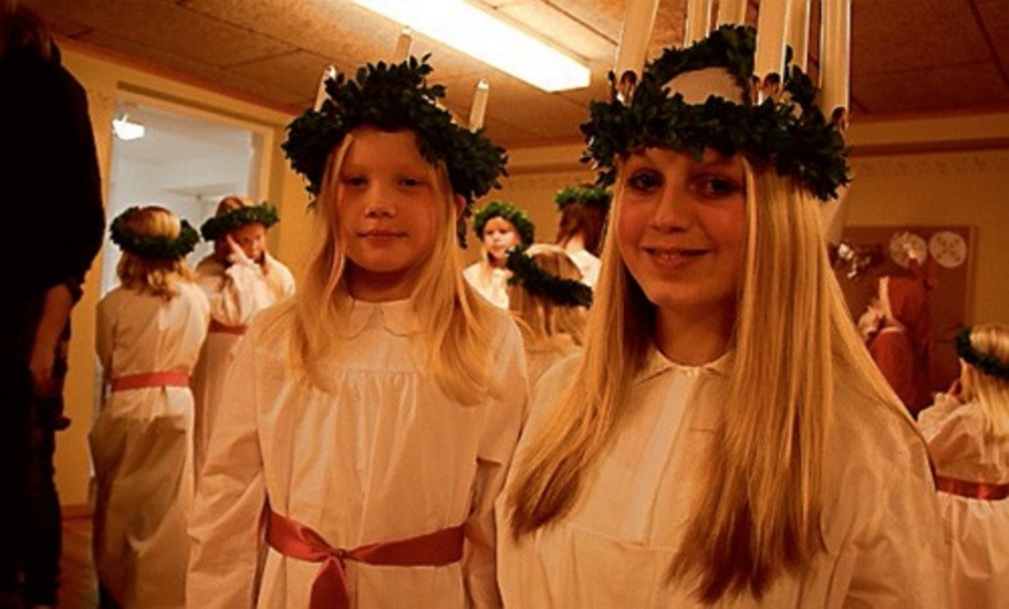 Tilda Larsson, 8 år och Elin Arvidsson 12 år var lucior för kvällen.