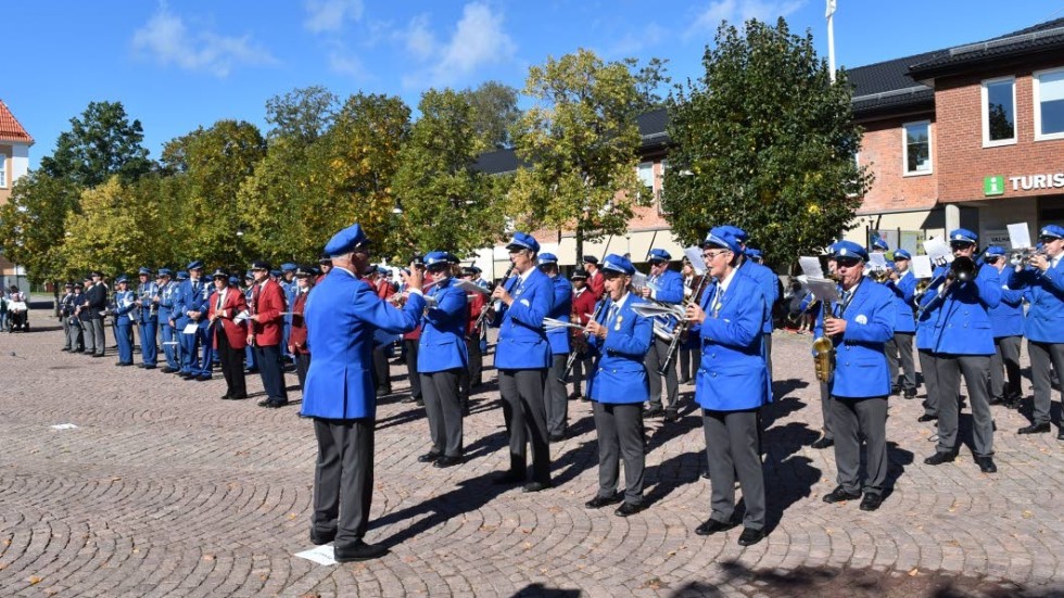 Fyra musikkårrer bjöd på en utomhuskonsert vid Valhall.