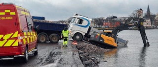 Lastbil och grävmaskin hamnade i Gamlebyviken