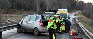 Fastklämd efter krock med mitträcket i dag