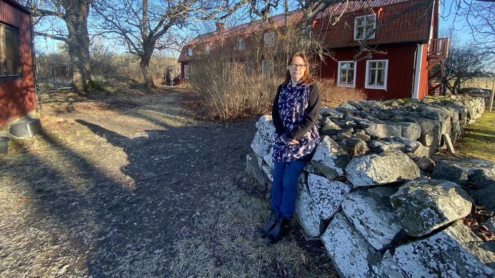 Nina Söderholm kom till Sverige i december förra året för att jobba som sjuksköterska hos Östhammars kommun. Lönen från jobbet kommer hon inte åt på grund av problemen hos arbetsgivaren och lång väntetid hos banken. 