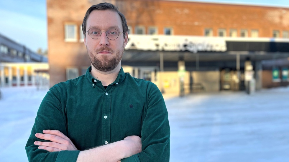 Victor Gustavsson, psykolog på Bup i Kalix, ser risker med regionledningens nya förslag på omorganisation och hade önskat att det förankrats mer hos de anställda. "Min största rädsla är att vi rör oss mot ytterligare centralisering, och därmed fortsätter begränsas gällande anpassningsmöjligheter på mindre mottagningar", säger han.