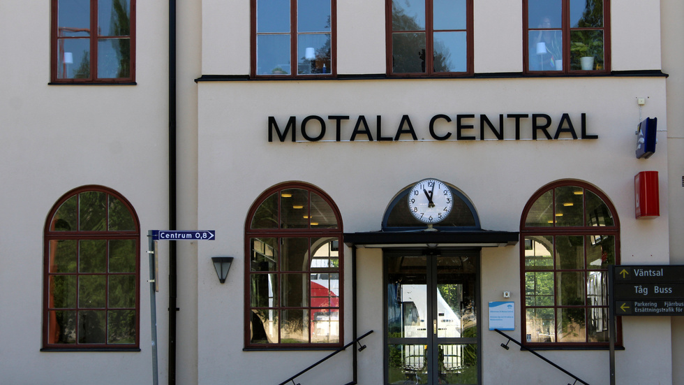 Östgötapendeln, till och från Motala, har under lördagen drabbats av förseningar.