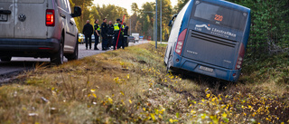 Busschaufför somnade bakom ratten och körde i diket – två gånger