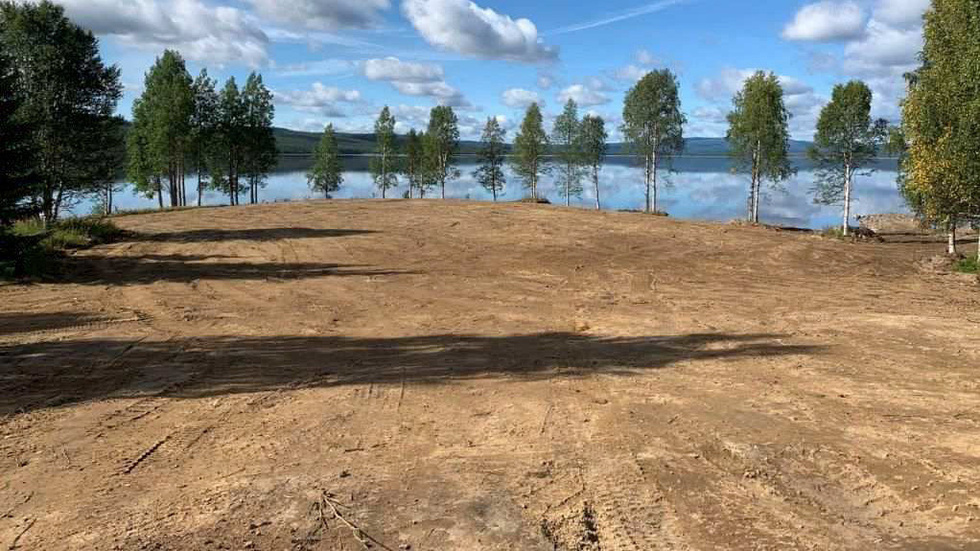 När Joen Meier Olsen från Köpenhamn köpte tomten hade den tidigare ägaren schaktat inom strandområdet.