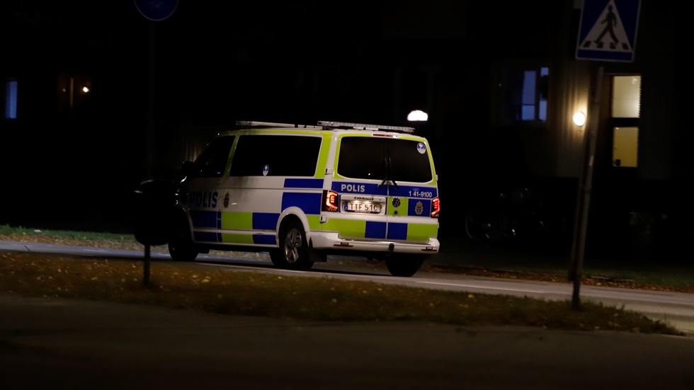 Tre polisbilar skickades till adressen där en man påstods skjuta med ett vapen. Bilden är en genrebild.