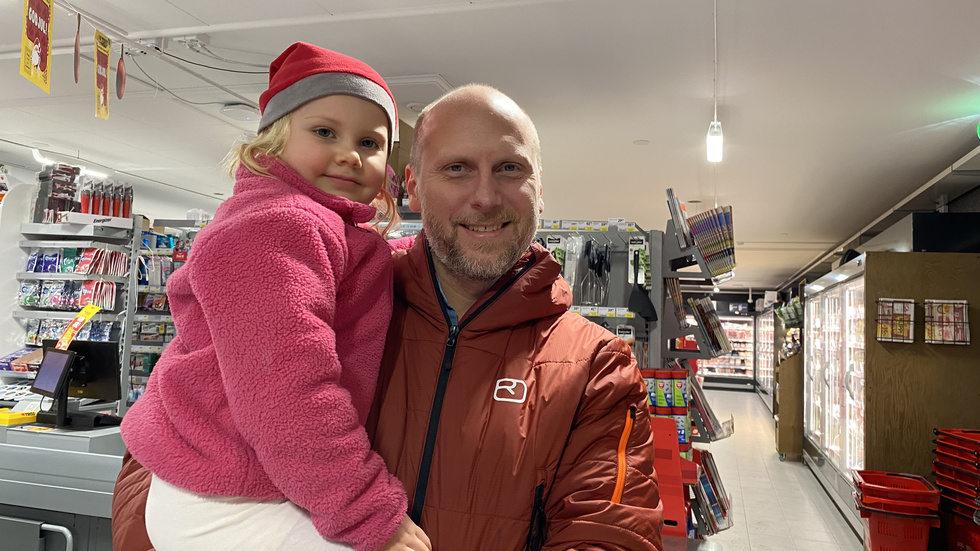Esther Johansson med pappa Martin på Ica i Loftahammar.