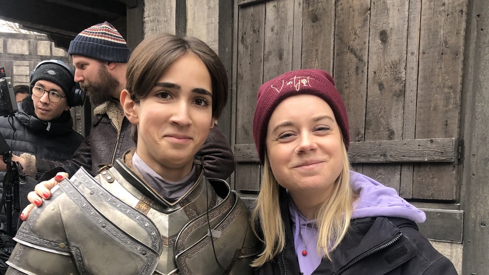 "Det har varit två intensiva år. Vi ville behålla våra barn Xavier (Canca-Englund) och Kerstin (Linden) så var vi tunga att köra på så att inte de skulle hinna bli för stora. Är man ett fan kommer man inte bli besviken, snarare glad, men man behöver inte ha sett julkalendern", berättar Denise Sonehag Carlford om arbetet bakom filmen som är en fristående fortsättning på 2022s julkalender. På bild med skådespelare Xavier Canca Englund. 
