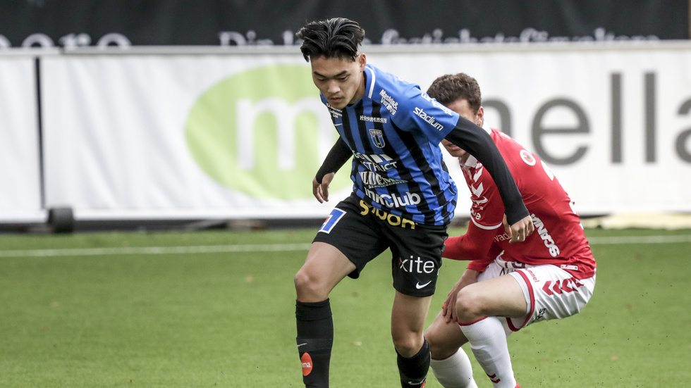 Isak Bråholm har flerårig erfarenhet av spel i division 1. Men han har även hunnit med att spela matcher med moderklubben IK Sirius i allsvenskan.