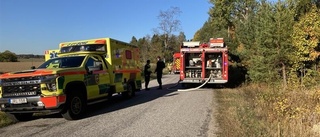 En person till sjukhus med ambulans efter villabrand