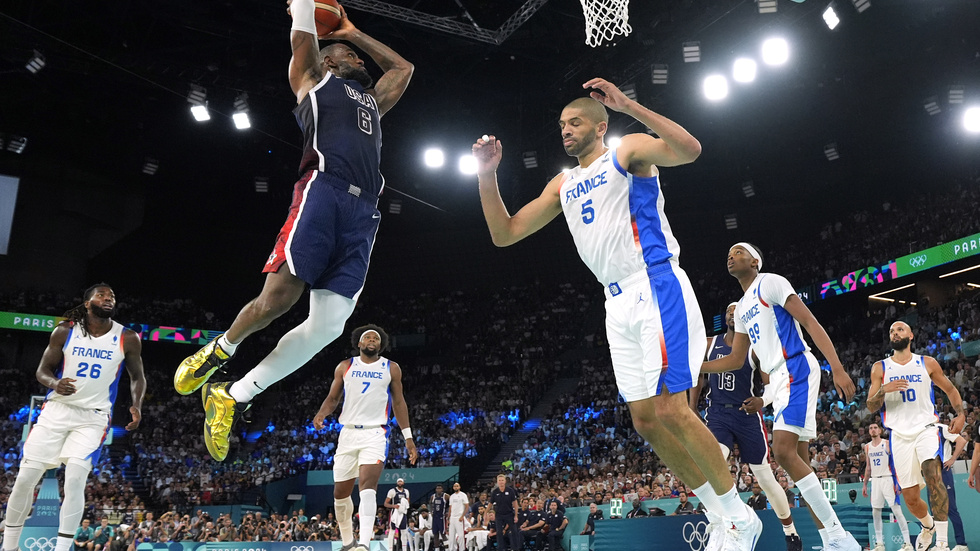 USA:s LeBron James (2,06 meter) gör två poäng mot Frankrike under OS i somras. Arkivbild.