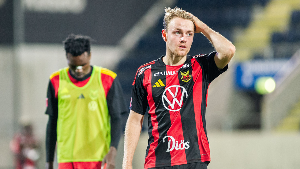 Simon Marklund, från Piteå, har kontrakt med Östersunds FK även nästa år. Och nu står klart att klubben undviker konkurs. (Arkivbild)