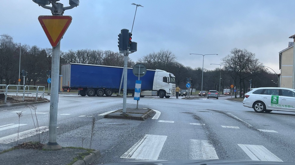 Den här bilden kan nu avslöja varför lyktstolpen i Djurgårdskorsningen nu lutar.