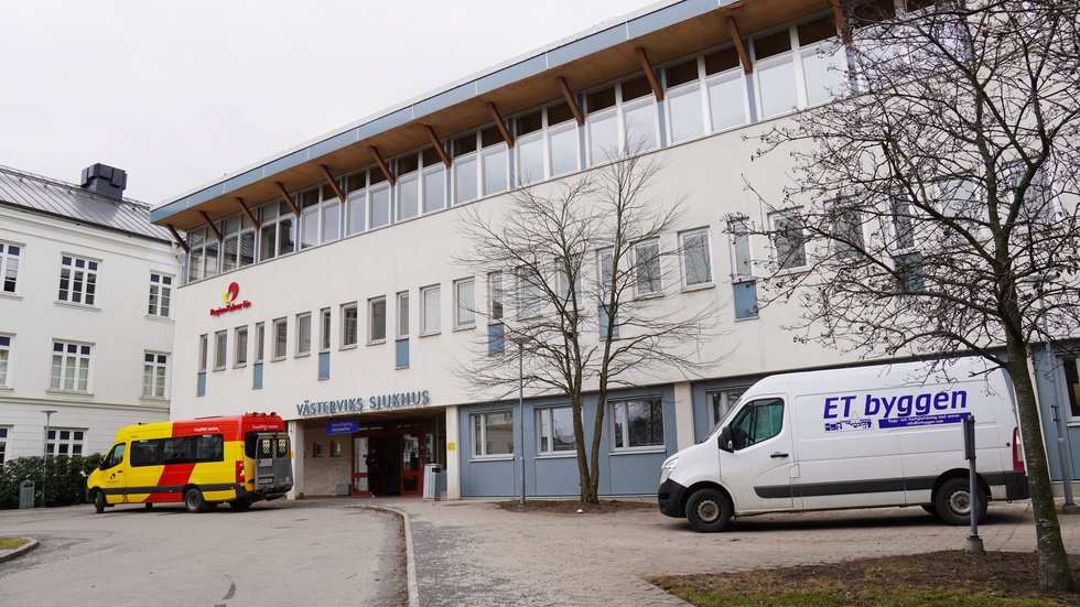 "Att Västerviks sjukhus återkommande rankas högt är ingen tillfällighet. Genom satsningar på arbetsmiljö, vidareutbildning av medarbetare och ett starkt samarbete mellan akutsjukvården och primärvården skapas en trygg och tillgänglig vård", skriver politikerna.