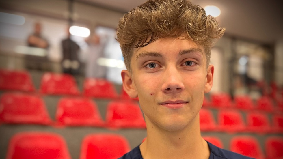 VVK:s yngsta spelare Henrik Brus spelade en viktig roll under helgens sammandrabbning mot regerande mästarna Hylte/Halmstad i volleybollens elitserie.