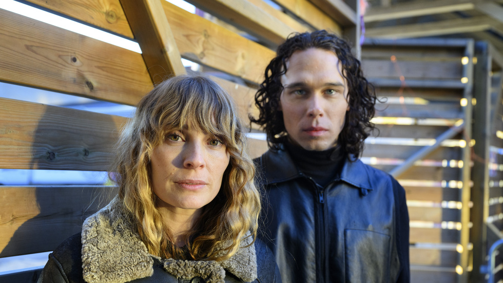 Aliette Opheim och Alex Jubell, huvudrollsinnehavare i serien "Knutby". Den andra säsongen har premiär den 18 februari.