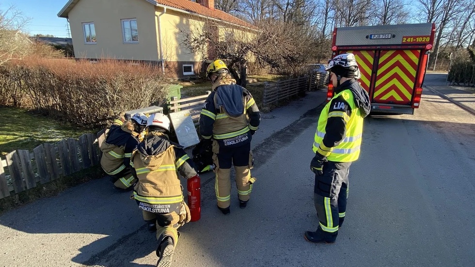 Ett elskåp började brinna.