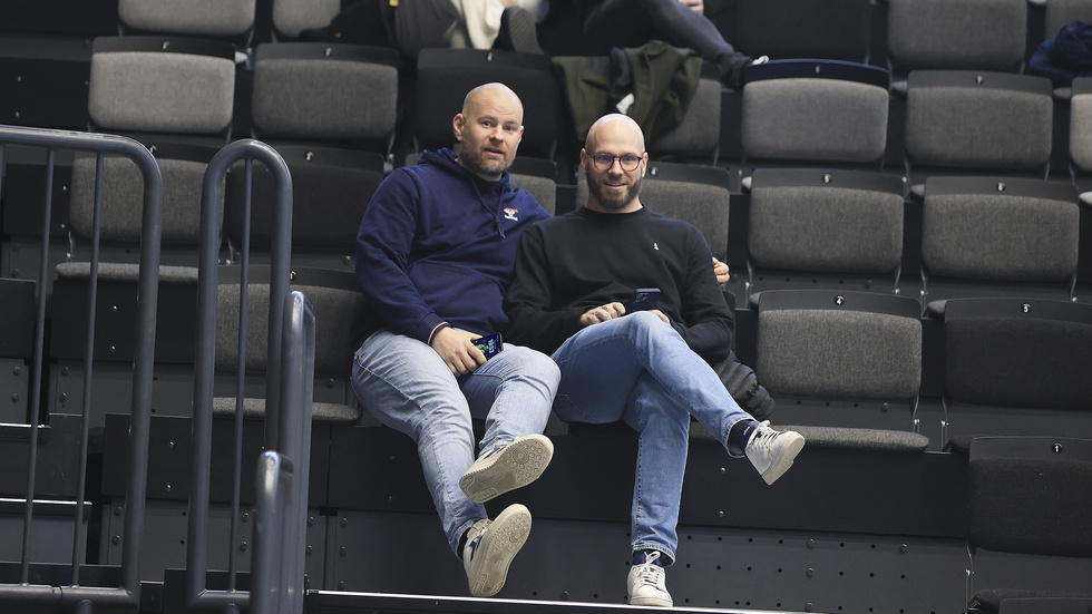 Kristján Andrésson följde matchen från läktaren i sin nya roll. Här tillsammans med hemmasupportern Tommy Staafv.