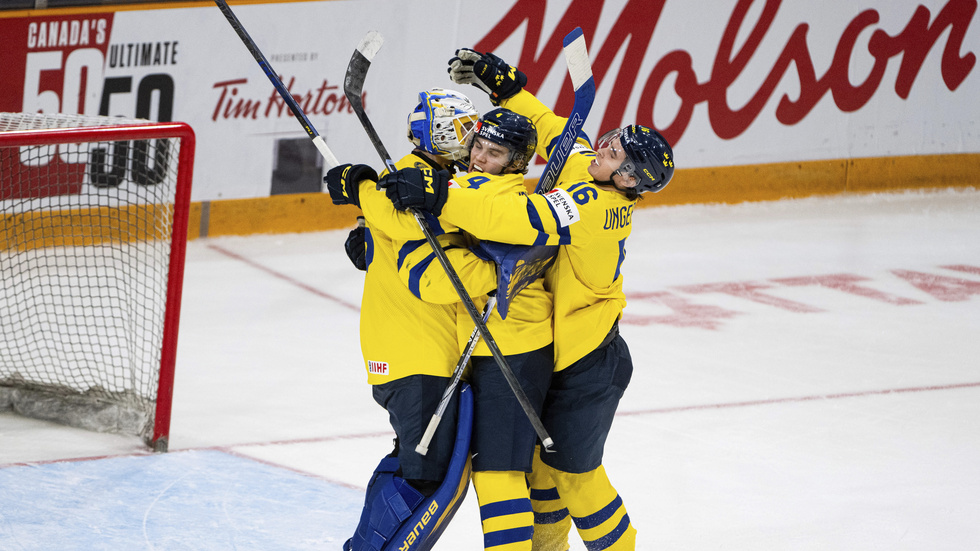 Målvakten Melker Thelin kramas om av Axel Sandin Pellikka och Felix Unger Sörum efter kvartsfinalsegern mot Lettland.