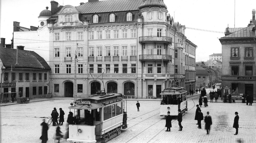 Spårvagnar vid Stora Torget i Uppsala 1906, det år då den första linjen öppnades. Slutstation var Grindstugan nära regementet och dagens Rosendal.