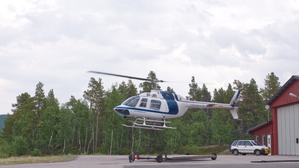 Helikoptern, en Bell 206 JetRanger, stod på vagnen som används för att rulla den från hangaren, när den välte och fick stora skador. Nu inleder Statens haverikommission en olycka. (Arkivbild)