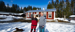 Jonny och Karina hittade sitt drömhem i lilla byns gamla skola