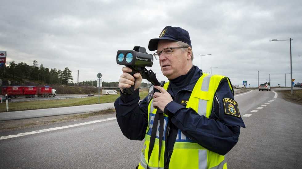 ”De stora lederna är oerhört belastade. Men sedan delar det upp sig och försvinner ut i terräng på ett annat sätt och det medför sina risker”, säger Per Lange, en av trafikpoliserna som jobbar i Nyköping under midsommarhelgen. Arkivbild.