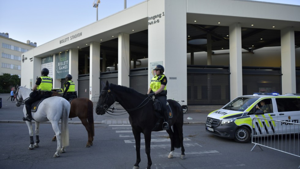 Polis på plats utanför Bislett-stadion i Oslo.