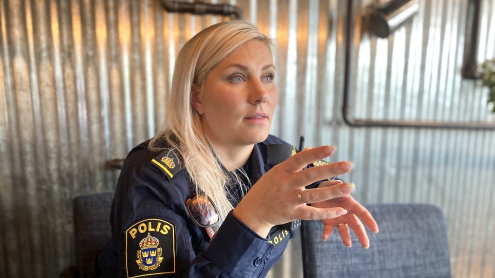 "Det är svårt att förstå att vi poliser inte ska visa medmänsklighet", säger Emma Svensson, områdespolis i Piteå, om hatstormen efter filmen på Tiktok där hon kämpar med tårarna efter att ha lämnat ett dödsbud.