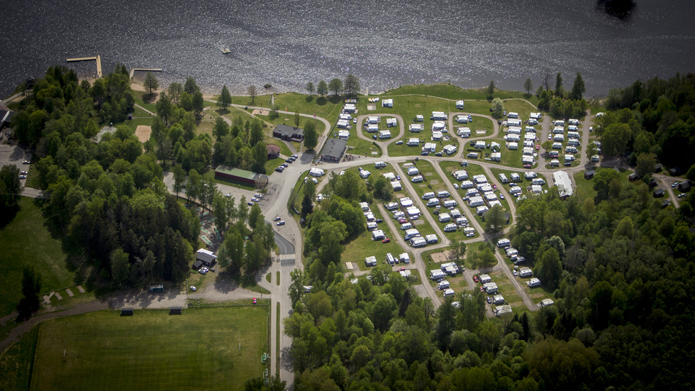 Vid Djulö camping finns, enligt campingens hemsida, 162 platser för husvagn, husbil och tält samt 15 stugor.