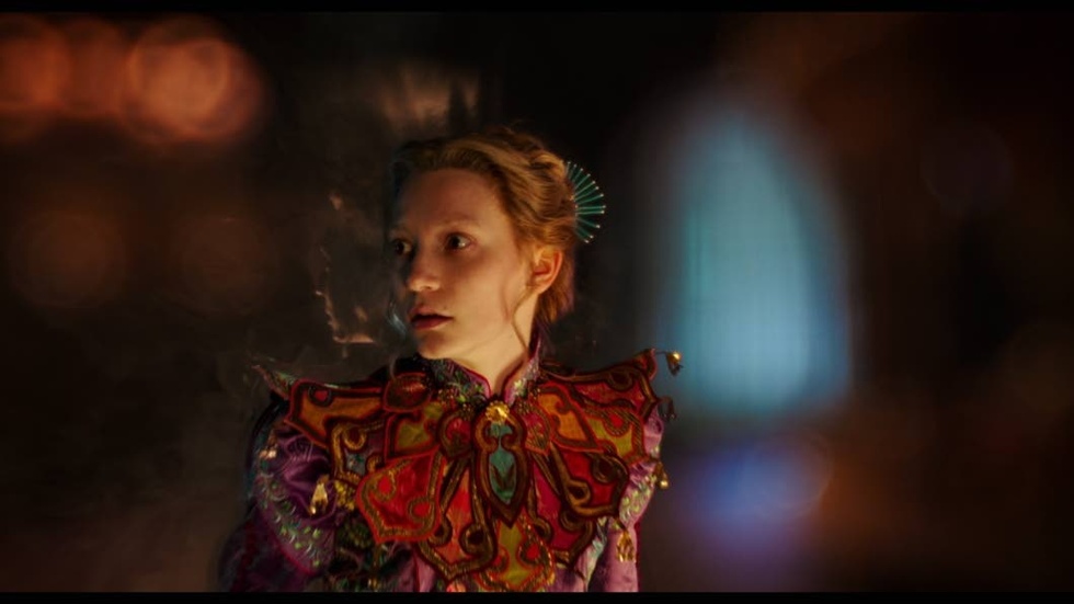 Genom en märklig spegel återvänder Alice (Mia Wasikowska) till Underlandet, bara för att upptäcka att inget längre är som det ska där.