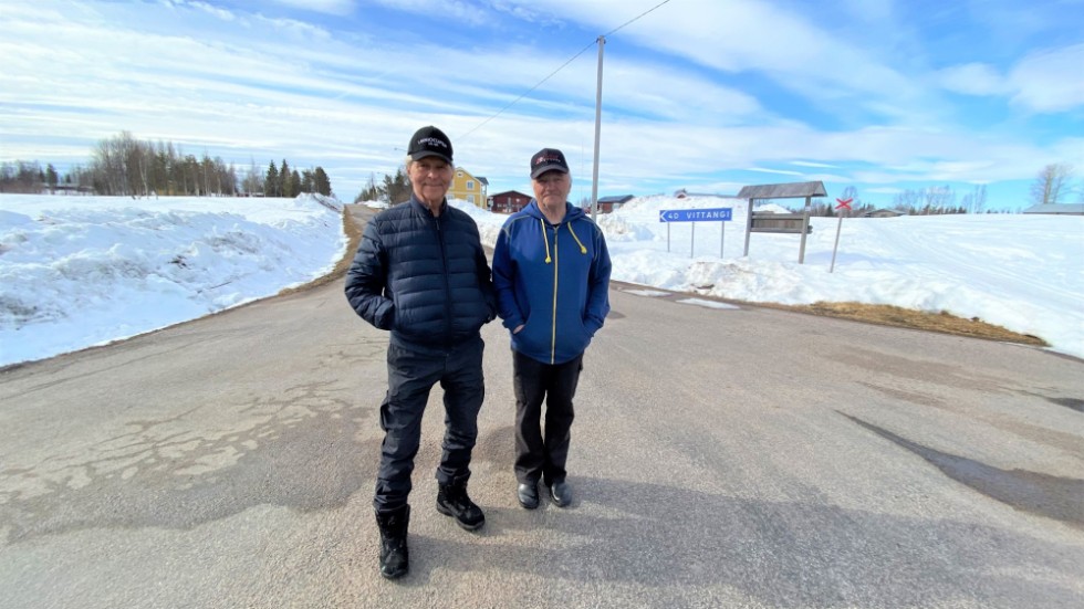 Ulf Henricson och Stig Eriksson väntar på upplösningen av mordet i byn som inträffade för tre måndader sedan. Nu förlänger åklagaren häktningstiden och åtal mot den misstänkte gärningsmannen skjuts fram.