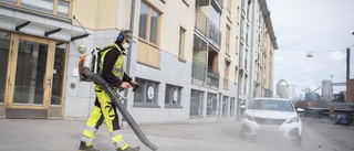 Nu ska 3 000 ton grus bort från stadens gator: "Försöker hålla nere dammet så mycket vi kan"