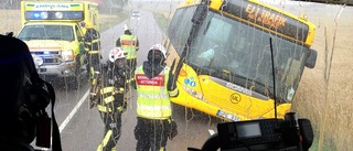 Buss körde ner i diket