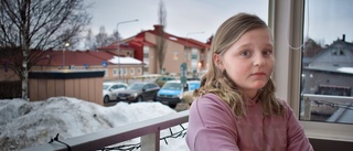 Clara, 8 år, ser skolan från balkongen – men får inte plats, enligt rektorn • Tvingas till längre skolväg – och tidiga morgnar: ”Är helt slut”