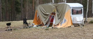 Övergivna fordon vid badplatsen: "De måste bort innan säsongen" • Husvagn och personbil har plundrats