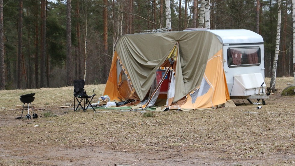 Den övergivna husvagnen har stått vid Hesjöbadets naturcamping hela vintern och blivit mer och mer vandaliserad. En bil står också övergiven på infarten till badplatsen. Men det är inte lagligt att flytta dem hur som helst, allt måste ske efter ett regelverk. Men kommunen och ÖSK har möjlighet att gripa in.