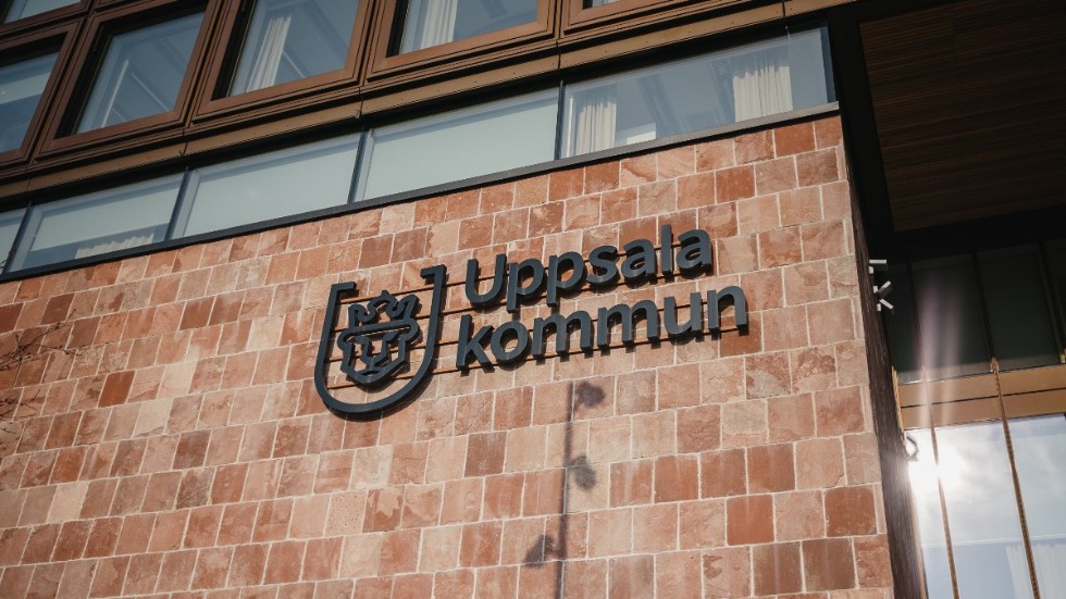 Kommunen har stängt av en medarbetare för dennes uttalanden i sociala medier.