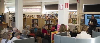 Nyöppnade Vingåkers bibliotek bjöd på tårta och föreläsning: "De har inte glömt oss, tack och lov"