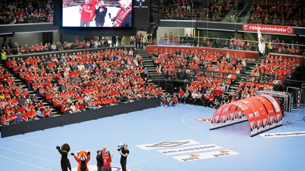 Så här såg det ut för några år sedan när Guif spelade sin första match i Stiga Sports Arena. Nu hoppas klubben genom gratis inträde locka många åskådare i torsdagens premiär mot Malmö.