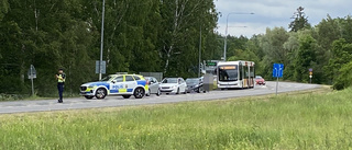 En till sjukhus efter trafikolycka mellan bil och lastbil på Vistvägen