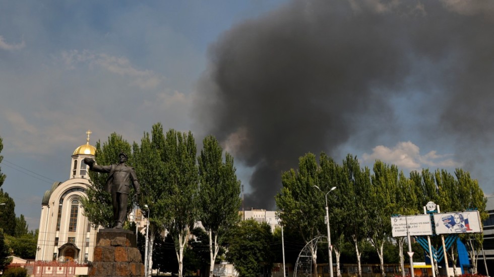 Rök från artilleriangripen byggnad i Donetsk, fredag 17 juni.