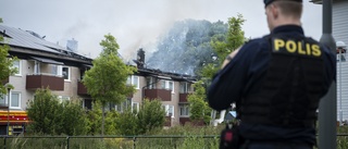 20 bostäder obeboeliga efter storbranden – batterier ska hjälpa polisen i utredningen