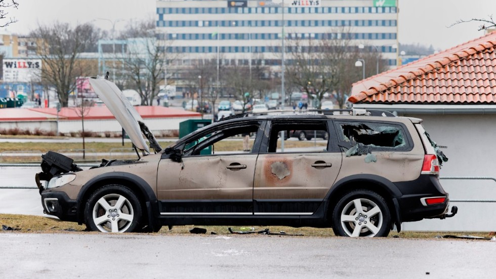 En utbränd civil polisbil efter upploppet i Skäggetorp den 14 april.