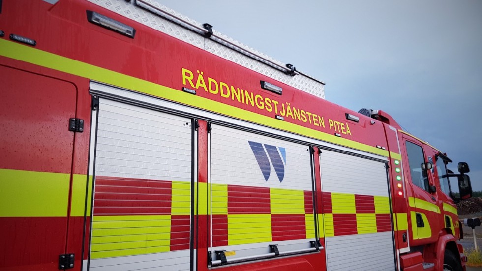 Larm har inkommit om brand i en lägenhet i Roknäs.