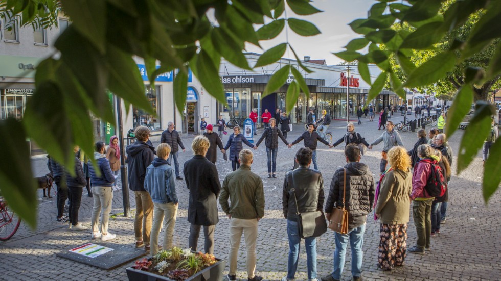 Många svenskar protesterar mot deportationerna av unga till Afghanistan men från de högsta politikerna är det tyst. Här en manifestation i Visby för några veckor sedan.